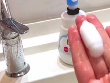 ポンプ式のボトルにヘアゴムを巻いてみて！　試したくなる『裏ワザ』に「初めて知った」