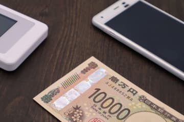 携帯ショップで「スマホを1円で購入できる」広告を見たのですが、どういう仕組みでしょうか？ 「追加費用」はかからないのですか？