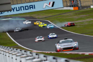 インタープロト第1戦は赤旗終了でレース不成立。第2戦は卜部和久が福住仁嶺を振り切って初優勝