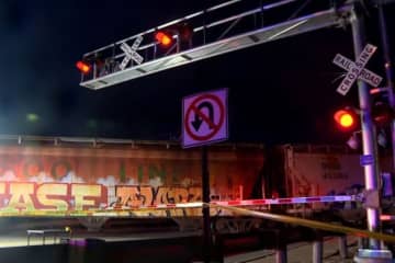 鉄道橋で列車が人をはねて２人死亡、子ども１人が行方不明に　米オハイオ州
