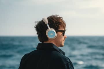 Bang & Olufsen、ワイヤレスヘッドホン「Beoplay H100」とF1レーサー シャルル・ルクレールの限定コラボモデル