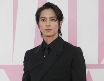 山下智久、渋谷の街を歩くオフショットを公開。雨に濡れる姿に「変装なしで」「ワイルド」と反響