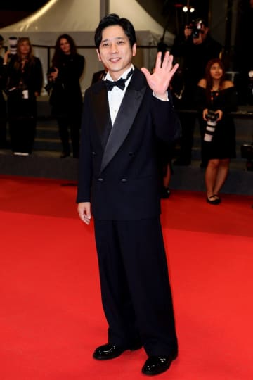 【第78回カンヌ国際映画祭】二宮和也、アルマーニを纏いレッドカーペットに登場