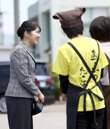 愛子さま、石川の仮設店舗を視察　道の駅「とぎ海街道」