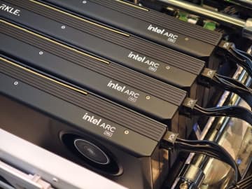 Intel、GPUを最大8つ束ねてAI性能を高める「Project Battlematrix」