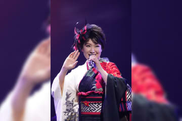 市川由紀乃、「ただいま！」。復帰コンサートで17曲を熱唱。 命の恩人、由紀さおりもサプライズ登場。