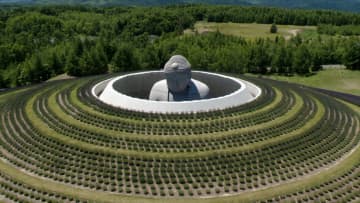 【人気】“頭ひょっこり大仏”に外国人観光客が殺到「かっこいい！面白いね！」「クール！」　北海道最大級の霊園が“映えスポット”に