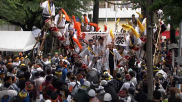 嵐のなか“奇祭”「御柱祭」決行！大雨に小泉進次郎議員も苦笑い　御神木が鳥居ギリギリのハプニングも…神奈川・横須賀市