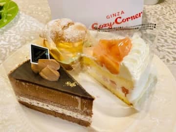 贅沢に赤肉メロンと青肉メロンを使った美味しいクリームがたまらない〜