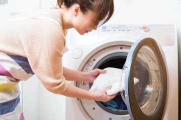 洗濯物に付く白いホコリの正体とは？洗濯機の掃除が必要なサインかも！