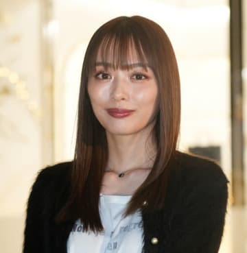 「フランス人形みたい」内田理央の“日焼け風”メイクに絶賛の声→「こ、これはかわいすぎ」「一番好きかも」