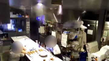 爆発が起きた飲食店と同じビルに入る店の防犯カメラ映像　爆発の瞬間に天井から煙　男女4人搬送　札幌・ススキノ
