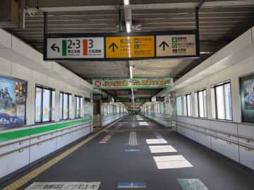 「東口を出てください」を英語で言うと？