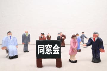 同窓会に参加して後悔することもある？出席するメリット・デメリットを解説