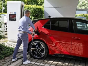 世界の新車販売、あと数年で40%がEVになりそう　理由は？　国際エネルギー機関が予測