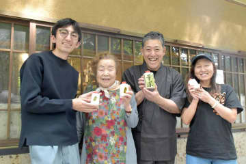 来店者に感謝　コメ1合贈る　「サプライズ」手渡し　茨城・笠間の「うなぎ量深」　