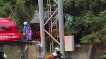 軽自動車がトラックに追突後、高速道路脇の斜面に乗り上げ表示板の柱に衝突…本線に戻れず　20代運転手が負傷　茨城・常磐自動車道