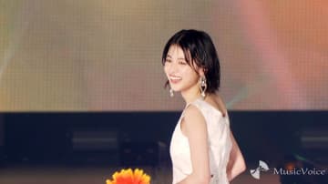 【動画】出口夏希、爽やかホワイトワンピ　美ウエストチラ見せ