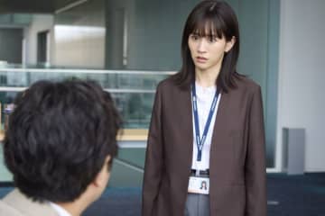 『人事の人見』第7話　“真野”前田敦子、元上司を目撃し、動揺する
