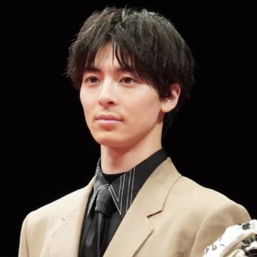 “ホークスファン”高杉真宙、始球式SHOTに「ビジュ良すぎ」「ユニフォーム似合ってます」の声