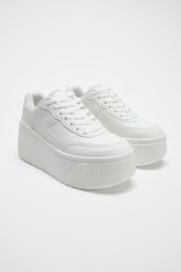 【ZARA】大活躍の予感！頼れる“白”の「厚底スニーカー」