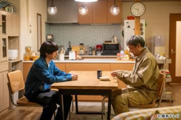 「パラレル夫婦」第8話。幹太（伊野尾慧）のもとに家族を捨てたなつめ（伊原六花）の父親が現れる