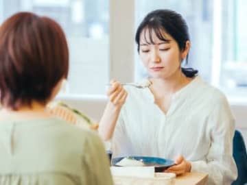 老化すると味覚障害が起きる！？味覚を感じにくくなった時の対処法とは【図解 老化の話】