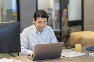 「定年退職して業務委託で働きます。退職金を年金受け取りすれば経費と相殺できますか？」