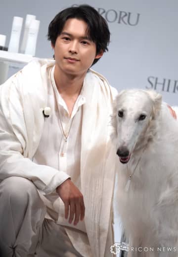 松村北斗、真っ白な大型犬と仲良し2ショット　CM撮影以来の再会に歓喜「相変わらず美しい」