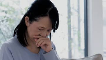 繰下げで年金月12万円増！…でも喜べなかった。64歳共働き夫婦、年金は「月42万円」のはずが、妻だけ年金事務所で“無理強い”されたこと【FPが警鐘】