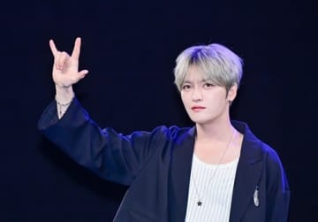 歌手ジェジュン、新AL『Beauty in Chaos』でファン待望の“ロック病”復活！MVではギター破壊も