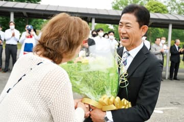 町政継承と若さを選択　埼玉・川島町長選　新人の藤間氏が初当選　三つどもえの選挙戦制す　町内全域を歩き回って名前の浸透を図り「靴を2足だめにした」　元町長の支援も鍵に