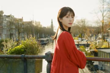 浜辺美波の写真集発売決定「25歳の今作も真っ直ぐ」アムステルダムで撮影された普段とは異なる表情満載