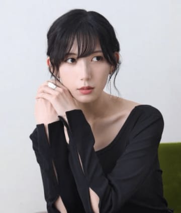 「8cm髪をばっさり切りました」AKB出身アーティスト、ショートヘアに大変身！「美しすぎる黒髪ショート」と大絶賛