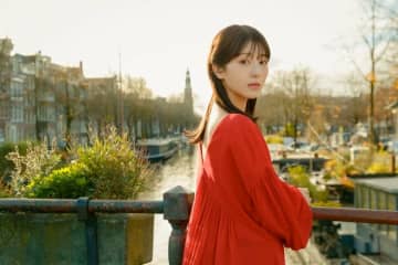 浜辺美波、25歳の節目に最新写真集『25』が発売決定「少し背伸びをしたシーンも」