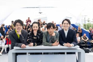 二宮和也&小松菜奈、晴天のカンヌでフォトコールに参加！ 『８番出口』“8分間”のスタオベから一夜明け