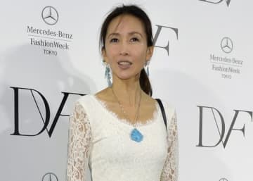 工藤静香、親友・飯島直子から贈られたタンブラーを披露。顔を寄せあう2ショットに「姉妹みたい」と反響