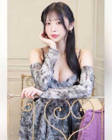 「舌ペロッがこんなに似合うなんて…」真島なおみ、大人のお姉さん感溢れるワンピース姿にファンもん絶「美しい」