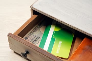実家の片づけで「古い通帳や年金手帳」が出てきました。使わないと思うのですが処分しても問題ないですか？