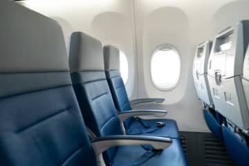 飛行機に乗ったら、隣の座席に“スポーツ界の新星”が。気づかなかった女性がツーショットを公開し…