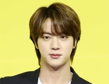 BTS JIN、USJに降臨！ 「ぬいぐるみより顔小さい」「スタイル抜群」ファンびっくり
