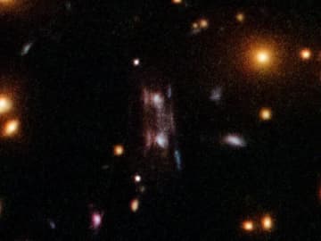 実は棒渦巻銀河？　奇妙な姿の「ハミルトンの天体」【今日の宇宙画像】