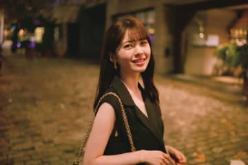 乃木坂46・筒井あやめ、ドレッシーな黒ワンピ姿 1st写真集先行カット公開