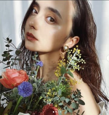 「うわ、、まるで別人のよう」34歳美人モデル、10年ぶりにアーティスト写真を一新　溢れる魅力と透明感にファン歓喜