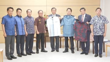 石破首相に沖縄県から「かりゆしウェア」贈呈　玉城デニー知事が首相官邸を訪問