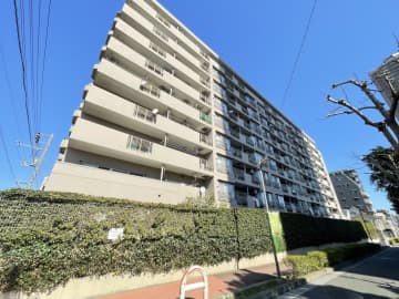 大島ファミール恩賜公園 6階｜「住吉」駅徒歩6分。「猿江恩賜公園」至近で、緑と潤いのある住環境。猿江恩賜公園・スカイツリーを望める角部屋