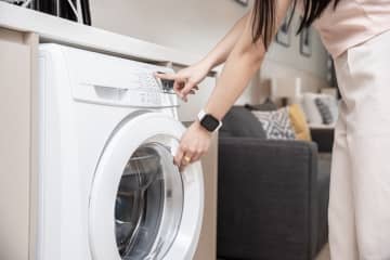 年間で「5000円」以上の「節約」になる？！ 洗濯に「お風呂の残り湯」を使う場合の衛生面の不安を解消する5つのポイント