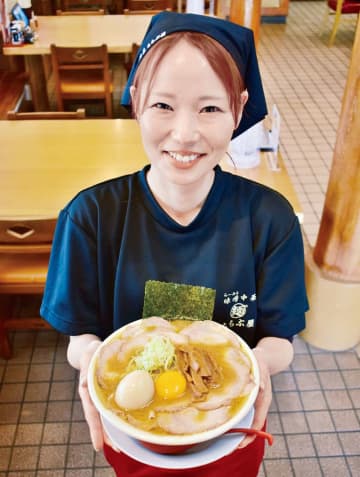 注目ラーメン店“らーめん味噌中華　ちちぶ屋本店”誕生、国道沿いにオープン　看板メニュー“名物卵黄玉味噌中華”は必見、特注麺が見えないほどチャーシューが敷き詰められ絶妙