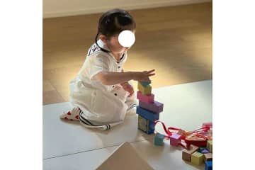 「バナナ片手にバナナ食う女」　1歳女児のワイルドな食べっぷり　ママが撮影した一枚に反響