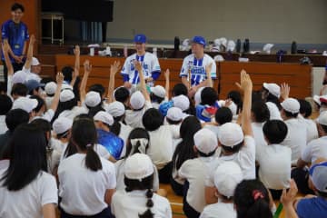 DeNA、訪問授業地域交流「星に願いを」プロジェクトで横浜市の小学校2校に選手がサプライズ訪問